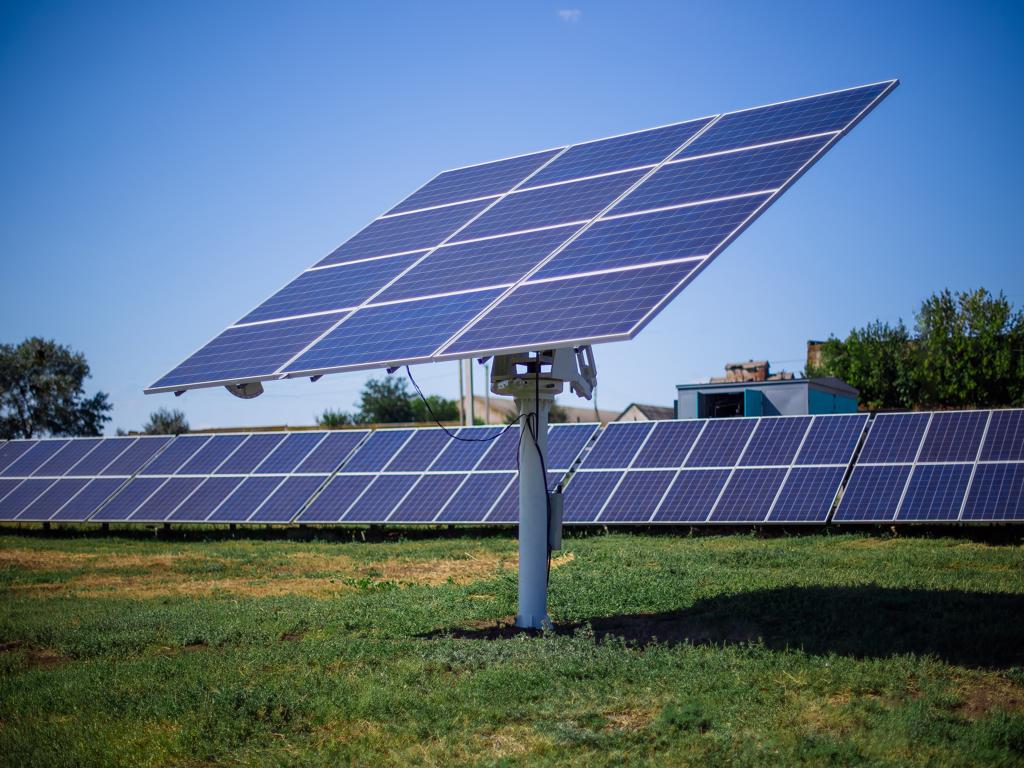 The,Solar,Panel,Is,On,The,Tracker,Face Gebouwtechniek